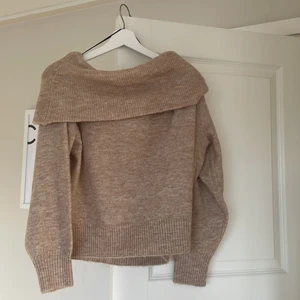 stickad offshoulder-tröja - en beige stickad offshoulder tröja från HM, i storlek S💕
