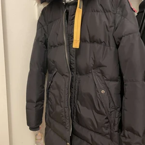 Parajumper Longbear - Säljer min Parajumper longbear jacka i storlek S, i bra skick samt inga hål och sällan använd. Kvitto, patch och pjs galge kommer med.