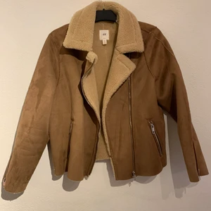 Brun jacka från H&M - Säljer min väldigt fina jacka från H&M. Använd endast ett fåtal gånger.