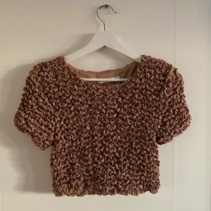 Söt topp - Säljer denna söta topp från NA-KD då jag blivit lite less på den, använd ett fåtal gånger 🤎