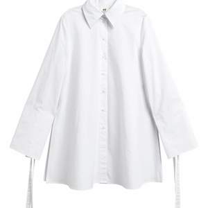 Skjorta vit från hm studio, nypris 699kr den är oversized. Hämtas i Segeltorp eller postas mot fraktkostnad.