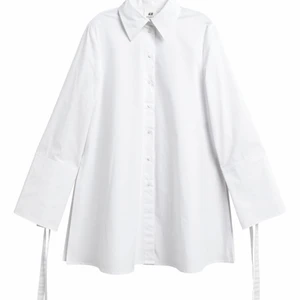 Hm studio skjorta S  - Skjorta vit från hm studio, nypris 699kr den är oversized. Hämtas i Segeltorp eller postas mot fraktkostnad.