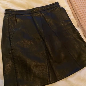 Skinnkjol  - Skinnkjol från Zara. Använd men gott skick.