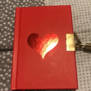 Bok med lås  - Jag köpte den för nästan en vecka så den är ganska ny, men nu efter jag köpte den jag ångrade mig så vill sälja. Pris kan diskuteras