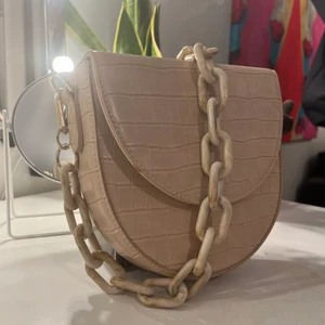 Beige axelväska - En superfin väska i beige färg!! 💞  ▪️ Väldigt bra skick, förutom en liten färgfläck på framsidan, endast använd fåtal gånger ▪️Köparen står för eventuell frakt ▪️Kan mötas upp i Varbergs kommun ▪️Betalning funkar bra via swish▪️mått: 19x19,5x5,5 cm