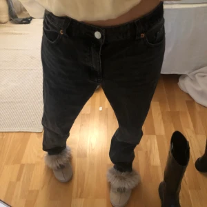 Lågmindjade jeans  - Hejsan💞💞💞 dom här går/svarta jeans säljer jag nu för 150kr+frakt 🚚. Tyvärr kommer dom inte till så stor användning för dom är lite för stora för mig… skulle säga dom är i storleken 38/40 och jag är 168cm💞🥰 kommer ifrån monki 💞😍