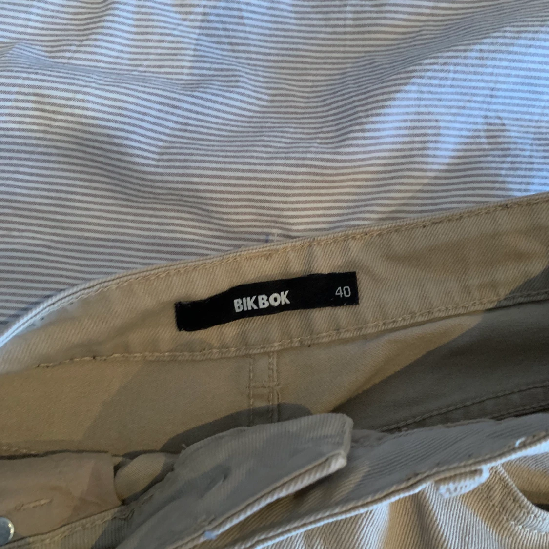 Beiga jeans från Bikbok - 90