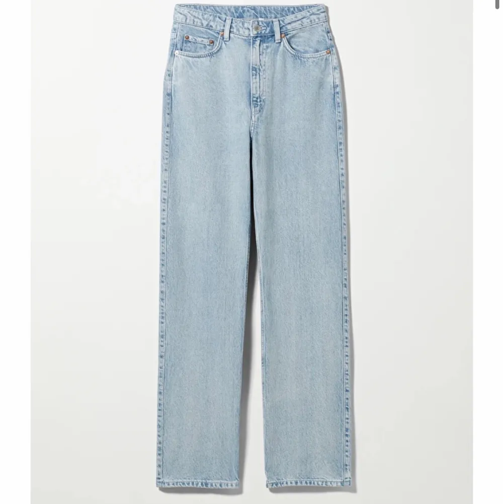 Säljer mina ljus blå jeans från weekday då dom är för små . Jeans & Byxor.