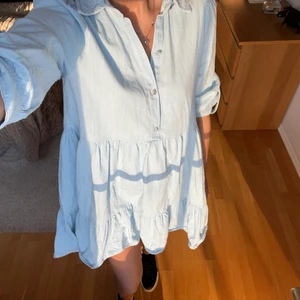 Sommarklänning - Superfin blå klänning men snygga detaljer från Zara! 