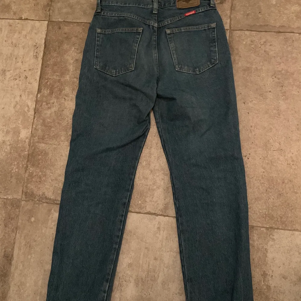 Säljer mina vintage wrangler jeans regular fit då jag tycker att de har blivit lite för tajta på mig . Jeans & Byxor.