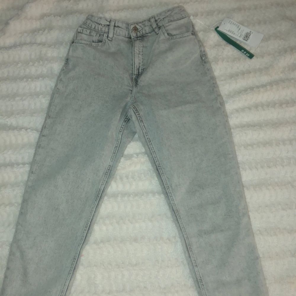 Väldigt fina jeans i storlek 146. Alldrig använda eller tvättade helt nya! Säljer dom pågrund av att jag inte gillar sån hära typer av jenas!. Jeans & Byxor.