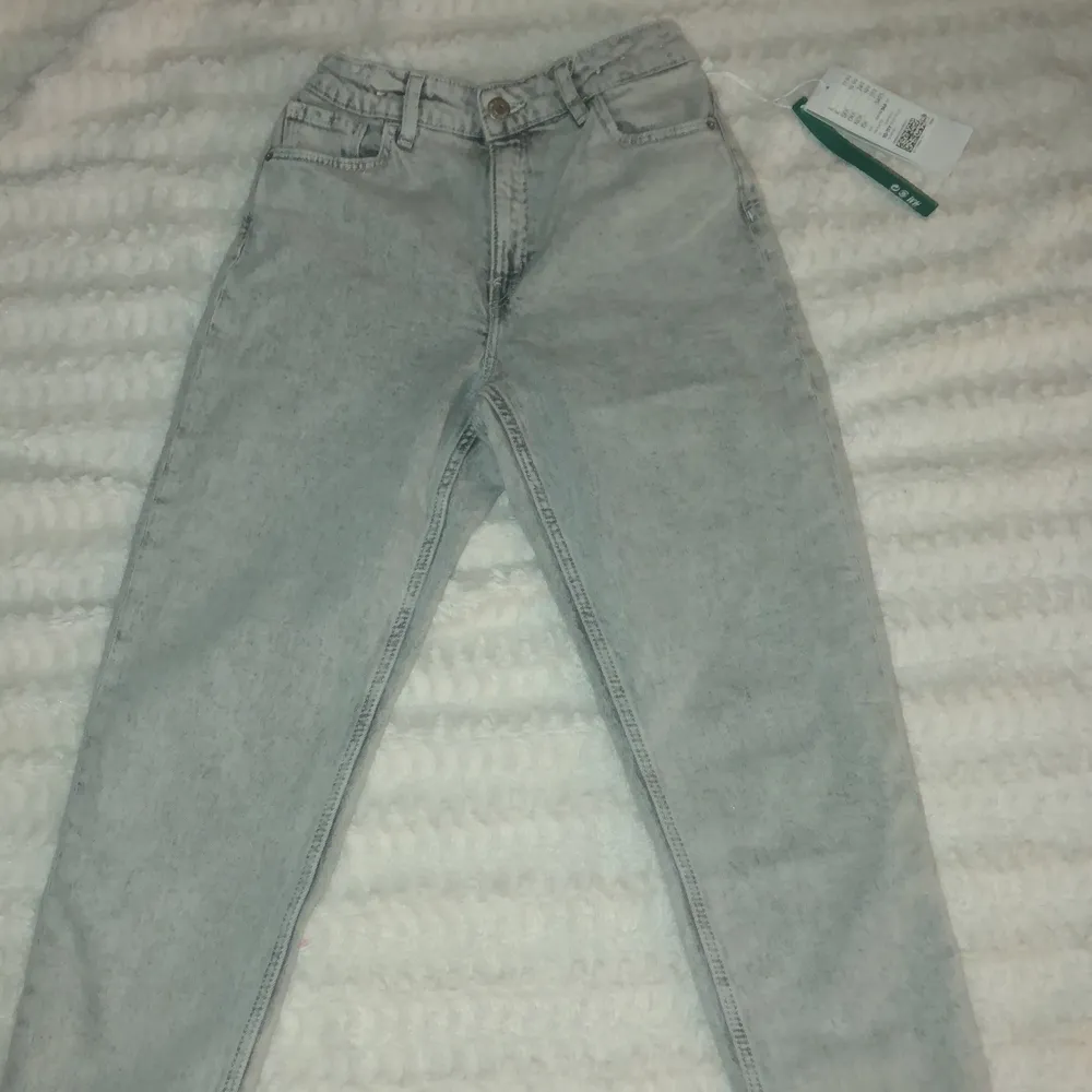 Väldigt fina jeans i storlek 146. Alldrig använda eller tvättade helt nya! Säljer dom pågrund av att jag inte gillar sån hära typer av jenas!. Jeans & Byxor.