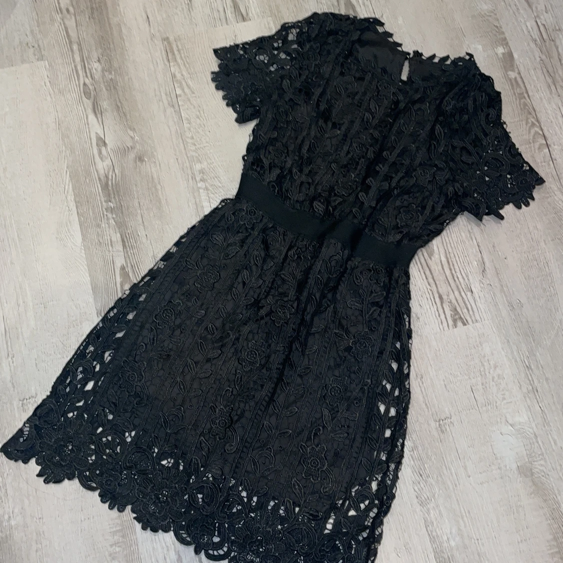 Figursydd spetsklänning med öppen rygg