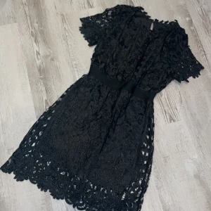 Figursydd spetsklänning med öppen rygg - Som ny