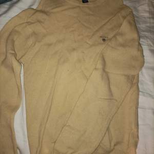 Fin GANT Sweatshirt i använt skick med lite slitage men inga hål eller liknande. (Bomulls material)