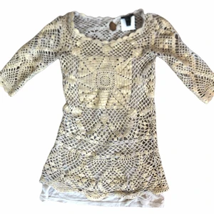 topp/tunika/klänning stl M-L - står storlek L, men passar även mig med storlek M. det här är en tunika men om man är kort så blir det som en klänning. inköpspris 700kr, säljer för 180. helt oanvänd. möts upp i stockholm eller fraktar 🌸