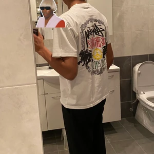 Stussy - Stussy tisha, lite urtvättad. Stolek M