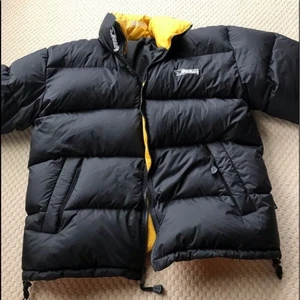 USA bear  - Strl S/M  två jackor i en. Svart och gul, old school 