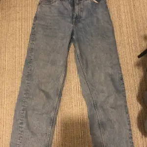 Ljusblå monki highwaisted jeans i strl 25. Byxorna har en röd liten fläck dock. Köptes för 450kr