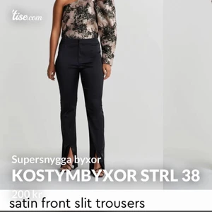 Kostymbyxor  - Köpte ett par av dessa skitsnygga byxor i storlek 38. Har inte använt de då de inte passade. Köpta för 500kr och säljer därför för 200kr, frakt tillkommer, priset kan diskuteras 🤍  Lappen är bortdragen och gick därför inte att lämna tillbaka byxan.