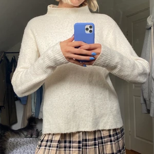 Stickad tröja  - Säljer en beige stickad tröja från BikBok i storlek S! Suuupermysig, inga defekter 🥰 skicka meddelande för fler bilder! Kramis ❤️