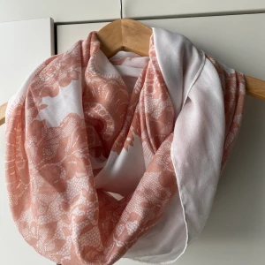 Tubhalsduk från H&M - Tubhalsduk från H&M i fint skick. Använd 1-2 gånger. Frakt går att diskutera.