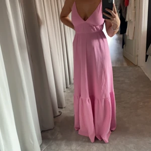 Rosa klänning från gina tricot i stl xs - Rosa långklänning från Gina tricot i storlek ca, använd ett fåtal gånger, nyskick. Vid flera intresserade skriv bud i kommentarerna, fraktkostnaden kan varierar:)