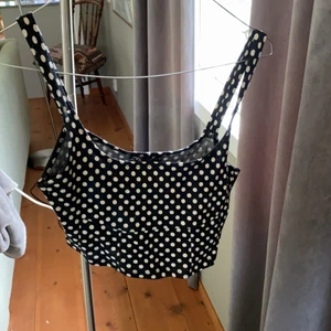 Prickig croptopp - Topp från zara, bra skick. Köpare står för ev frakt
