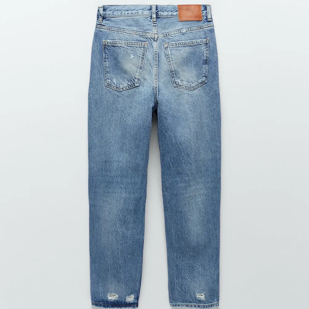 Supersnygga jeans från zara!🌸 Aldrig använda, nypris 399kr. De första två bilderna är lånade från google😊. Jeans & Byxor.