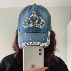 Rhinestone keps - Adjustable rhinestone keps i bra skick köpt på souvenirbutik. Använd endast under en dag 🎀