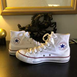 Säljer dessa vita trendiga converse i stl 37!! Jätte sköna skor som passar till många outfits🌟 säljer för 400 kr , priset kan diskuteras🎸  kommer självklart tvätta de innan de köpes ! 