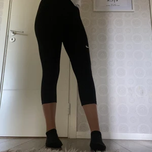 Tränigsbyxor - Svart träningsbyxor från nice, lite kortare i benen 