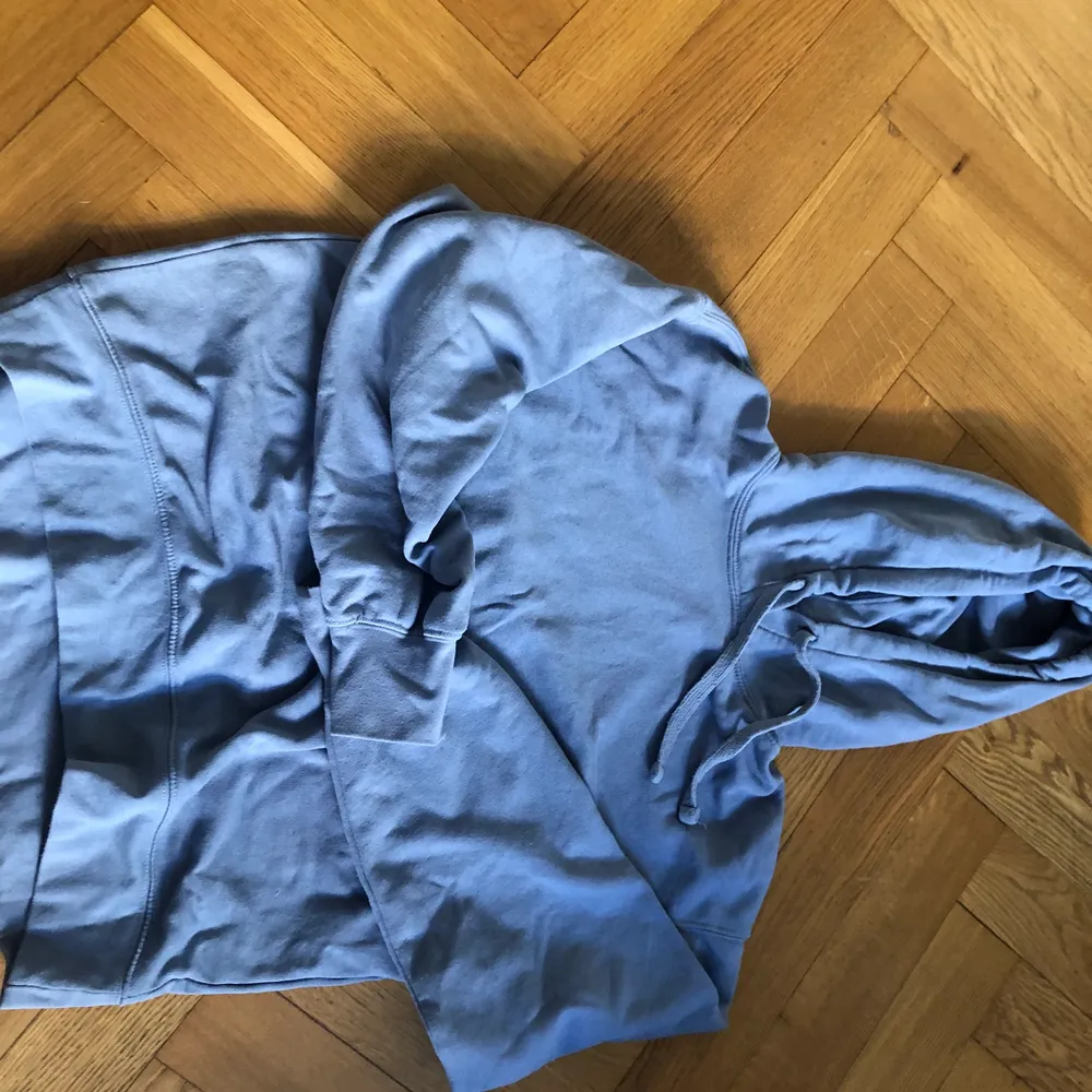 En blå hoodie. Tröjor & Koftor.