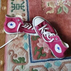 Åkta konverse - I bra skick då dem är användade och de passar till båda kön och matcherar med allt.