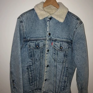 Levis jeansjacka  - Storlek L men passar även M. Frakten är inkluderat i priset🥰