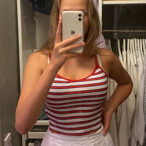 Randig topp! - Snygg och bekväm topp, med ett randigt mönster i rött! Frakt ingår i priset, skriv till mig för mer information! 🤍