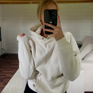 Krämvit hoodie - Hoodie i en krämvit färg från bikbok💓 Jag har dragit bort snörerna! Sitter jättehärligt och fint🥰