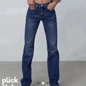 Zara mid rise jeans - Säljer dessa jättesnygga Zara mid-rise jeansen där prislappen är kvar!!🤩 De är slutsålda överallt. De är i strl 38 men passar dem som är strl 36💗💗