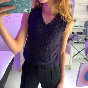 Stickad väst - Säljer denna väst från Dainty basics som tyvärr inte kommer till användning. Använd ca 3 gånger så därför i väldigt bra skick. Sitter bra på mig som är xs. Köpt för 211 kr, köparen står för frakten. Dm för fler bilder 💘