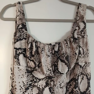 Klänning i nyskick! - Klänning i storlek M från Shein, jätte snygg och skön passform! Endast använd en gång🌼 köpare betalar frakt.