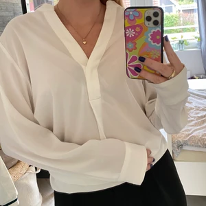 Vit blus - Säljer en vit blus, strl 44, jag brukar ha 36 o den sitter oversized på mig. Fint skick, köpare står för frakt🕊🤍