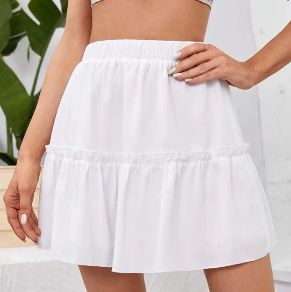 Säljer denna vita kjolen från SHEIN då den inte kommer till användning längre, den är i storlek S och i helt nytt skick, endast testad🤍Orginalpriset är 109kr och jag säljer den för 50kr+frakt!💜Skriv gärna om ni vill ha bilder på mitt exemplar så fixar jag det💕. Kjolar.
