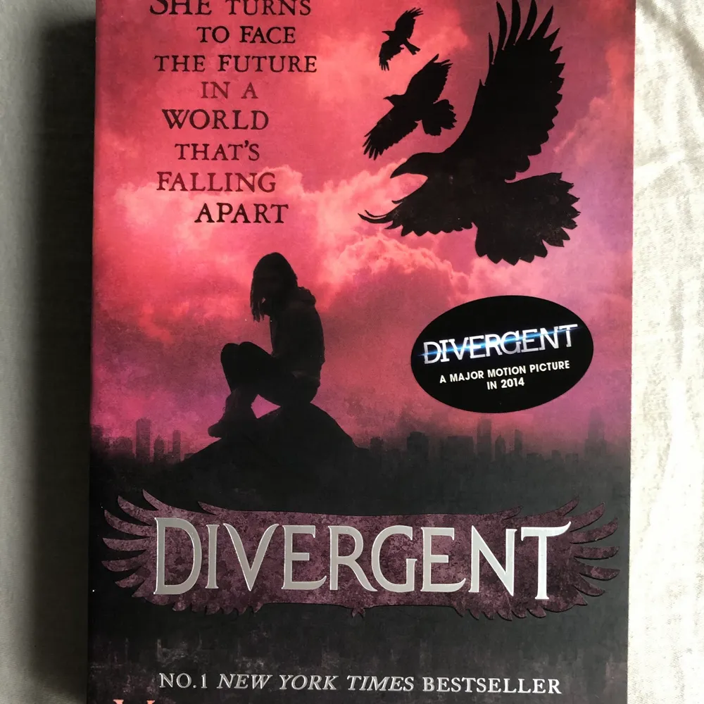 Säljer en helt ny Divergent bok på engelska.. Övrigt.