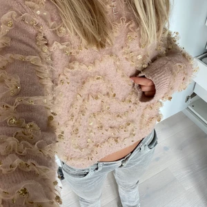 En söt stickad tröja  - En stickad söt tröja med mycket detaljer, bud på 300 kr