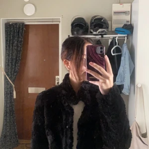 Pälsjacka  - Fin pälsjacka från veromoda nypris 400kr. Knappt använd. 