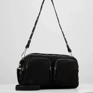 Väska - Jätte fin väska köpt på Ginatricot, knappt använd köpt för 400kr