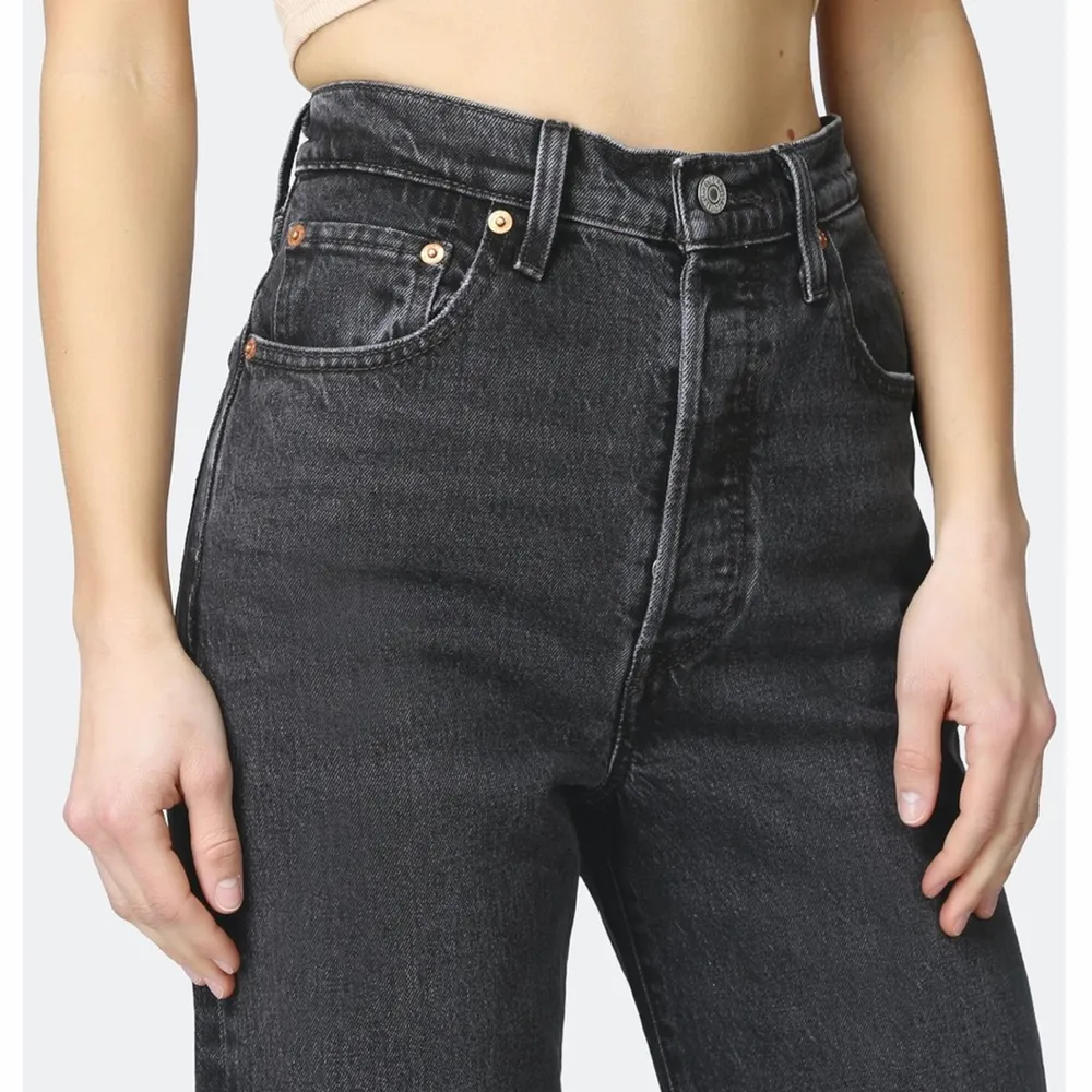Svarta Levis ribcage wide leg jeans i storlek 24/34. Använda men bra skick. Mer gråsvarta än helt svarta. Nypris 1249kr. . Jeans & Byxor.