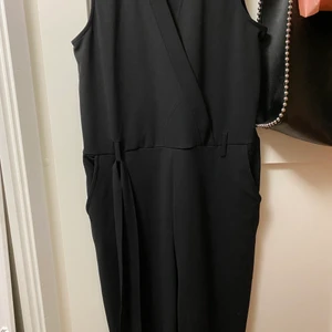 Oanvänd Jumpsuit - Säljer en oanvänd jumpsuit från märket JDY från bubbelroom. Storlek M men passar likaså en L/XL beroende på hur man vill att den ska sitta. Kan mötas upp i Stockholm eller frakta med spårbar frakt som köparen står för. 