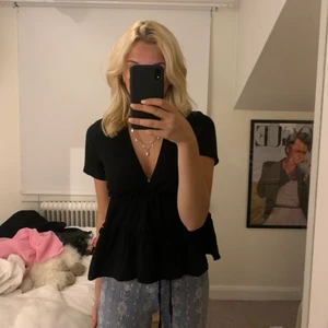 Svart volangtopp strl xs - Säljer denna fina topp med volanger i strl xs! 👌😚