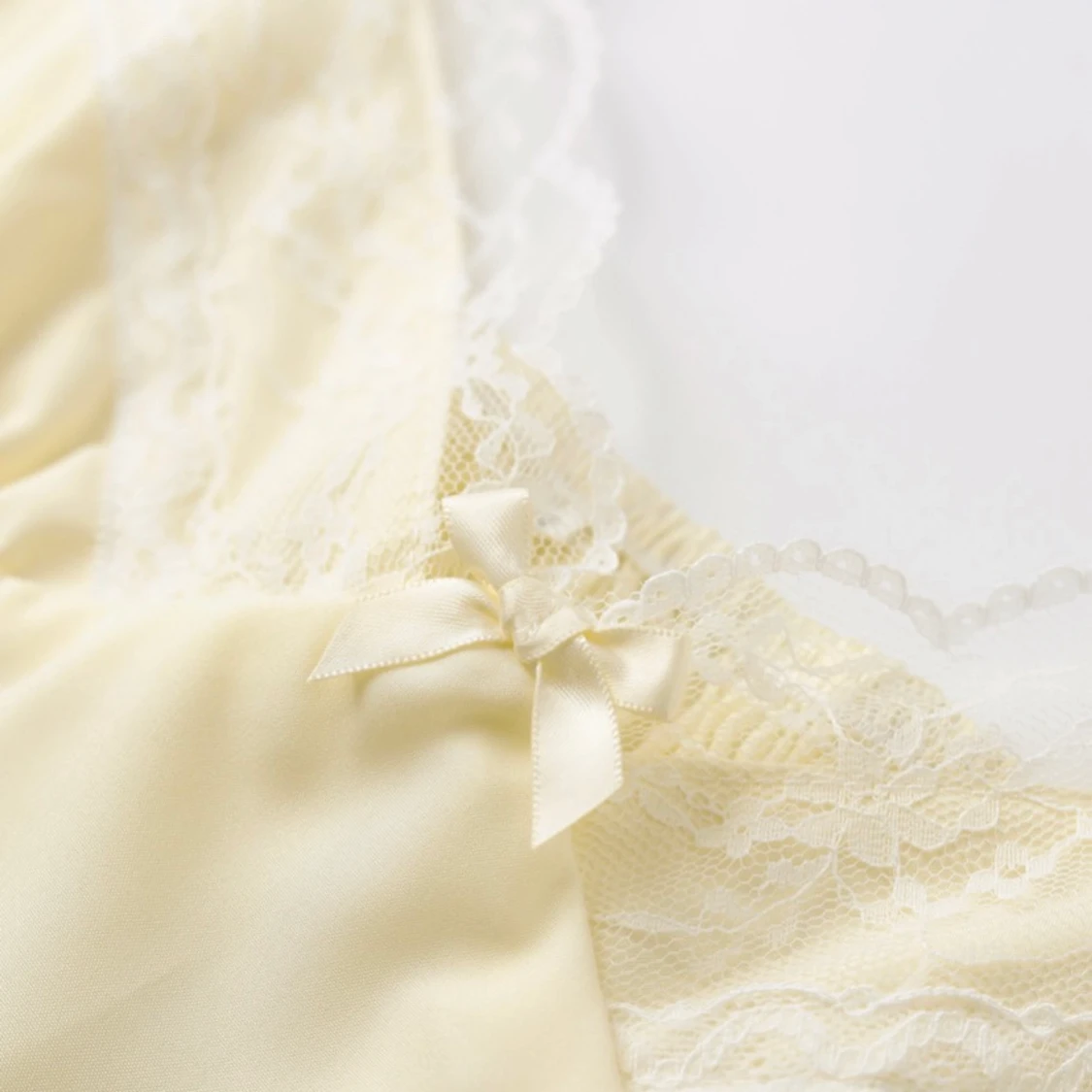 Gult linne med spets  - 90